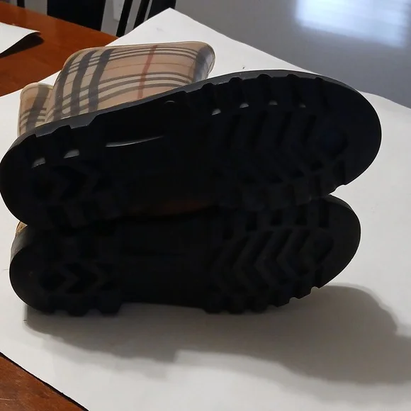 BURBERRY RAIN BOOTS - Picture 6 of 9